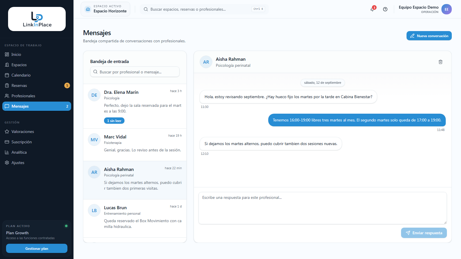 Bandeja de mensajes de la SaaS con una conversación de profesional.